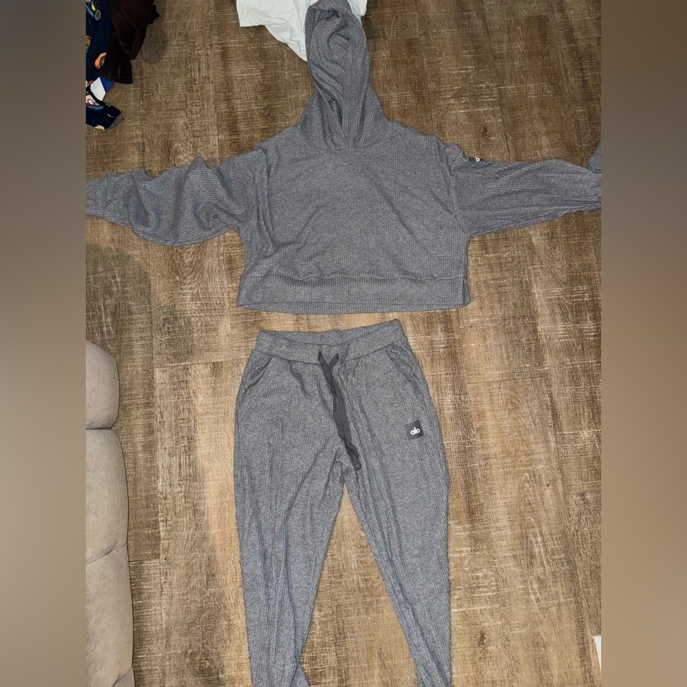 ALO Yoga Women’s Gray Sweatpants & Hoodie Set